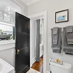 2 Bedroom In Myers Park With Comfortable Screened Porch