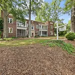 2 Bedroom In Myers Park With Comfortable Screened Porch