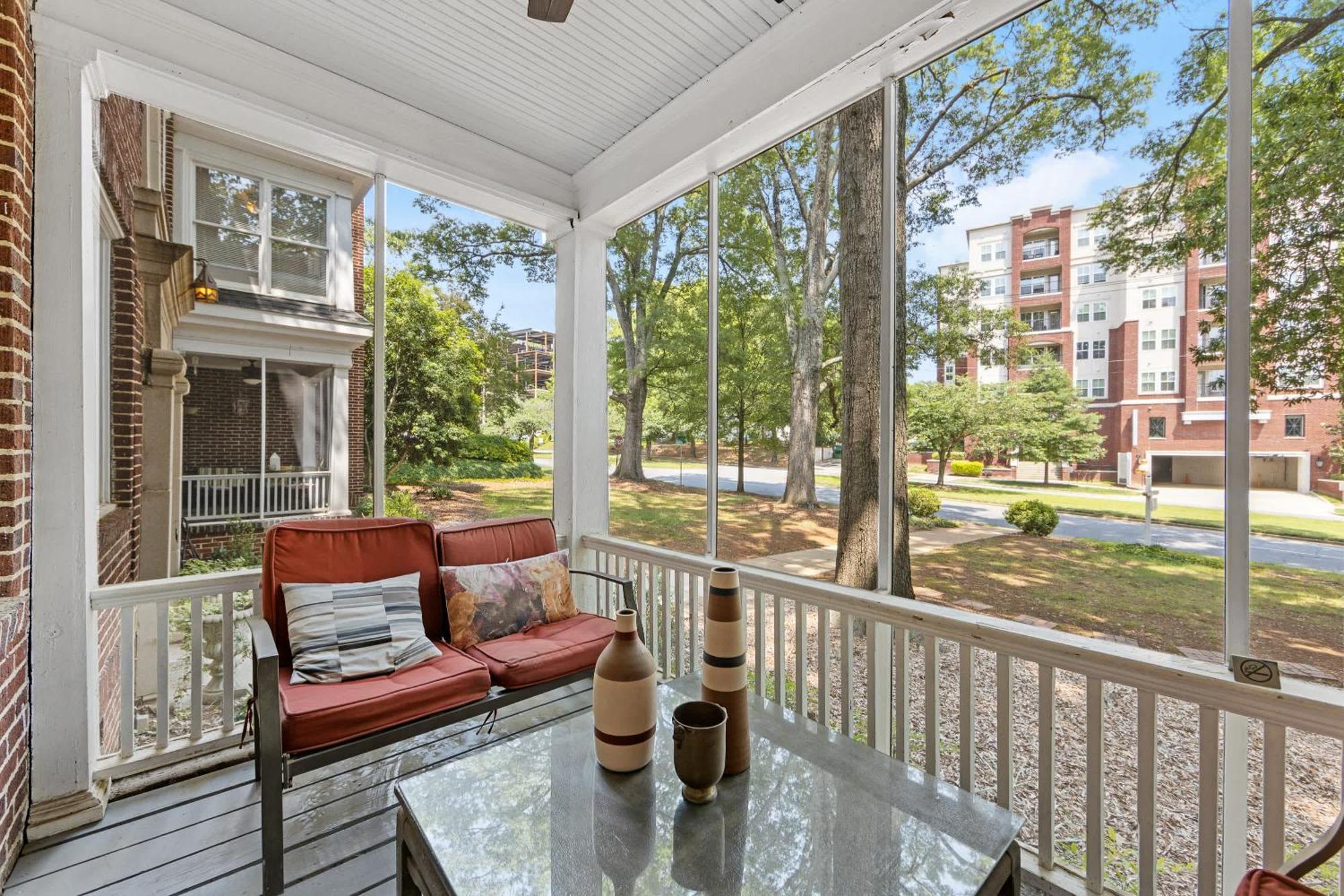 2 Bedroom In Myers Park With Comfortable Screened Porch